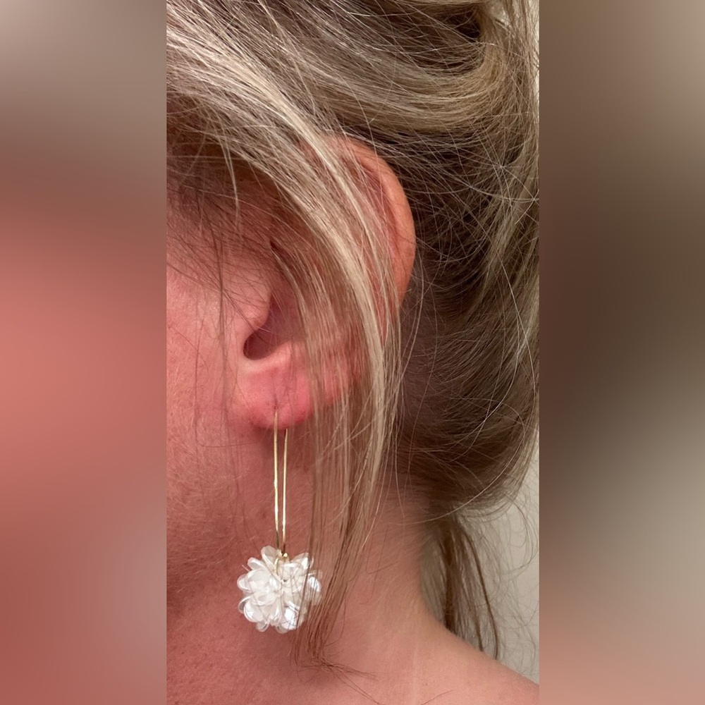 Elegant White Floral Earrings - Picture 2 of 3